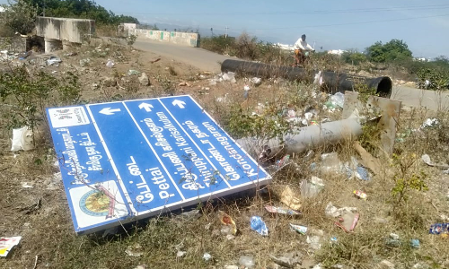 சரிந்து கிடக்கும் வழிகாட்டி பலகை சரிந்து கிடக்கும் வழிகாட்டி பலகை