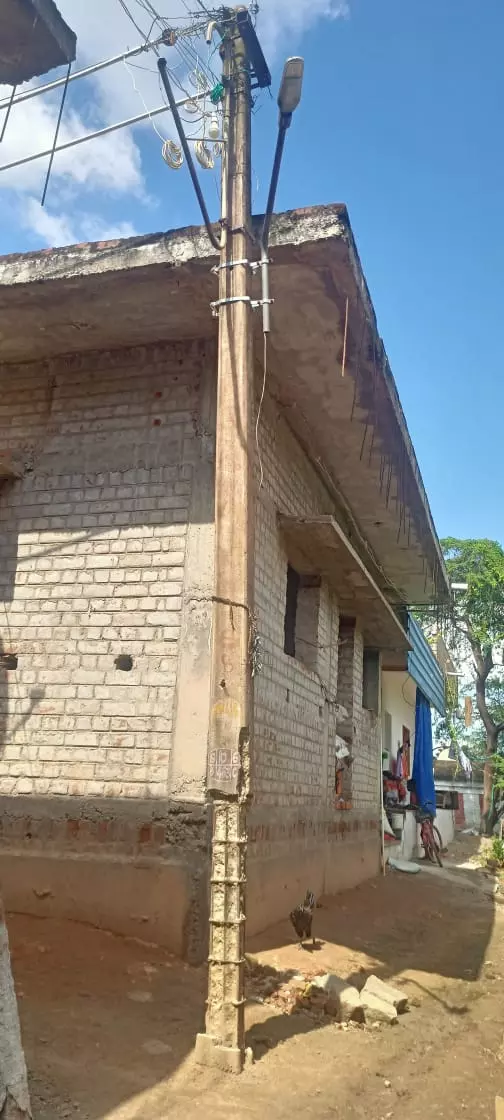 ஆபத்தான மின்கம்பம்