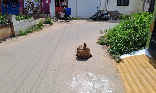 திறந்து கிடக்கும் சாக்கடை திறந்து கிடக்கும் சாக்கடை