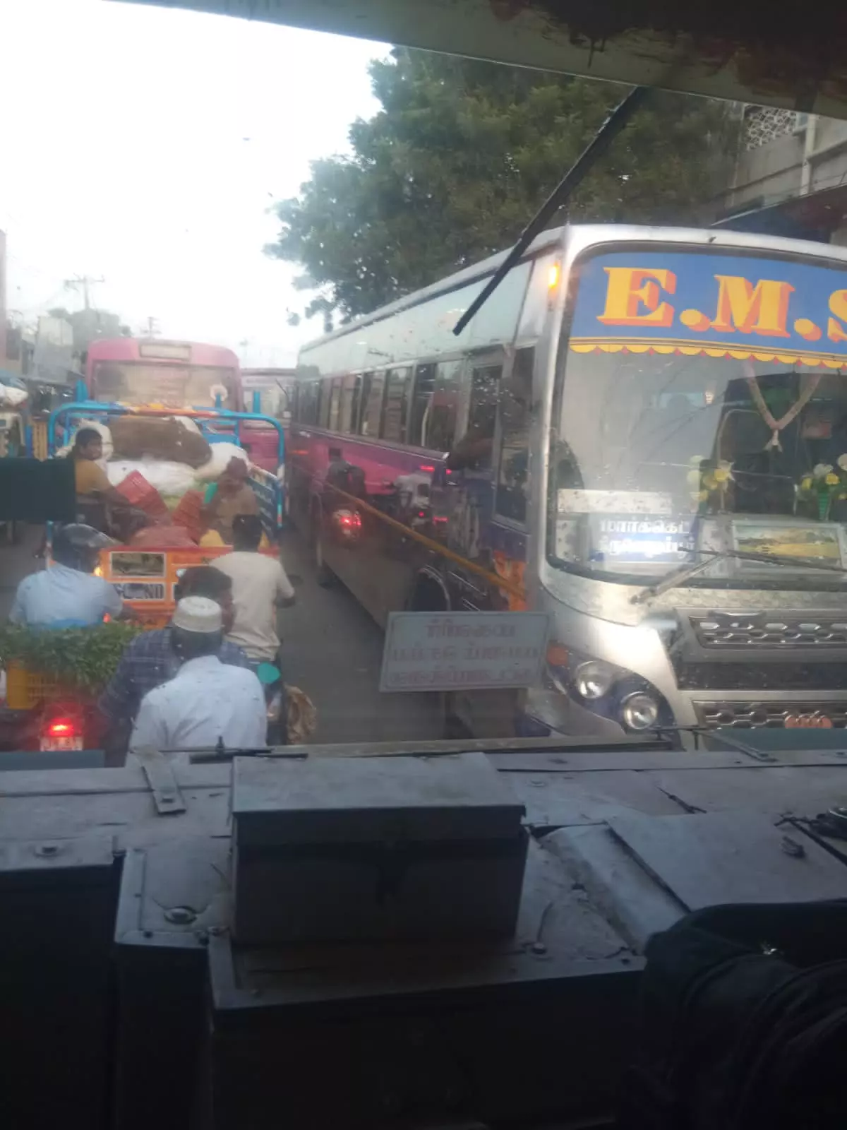 வாகன ஓட்டிகள் அவதி