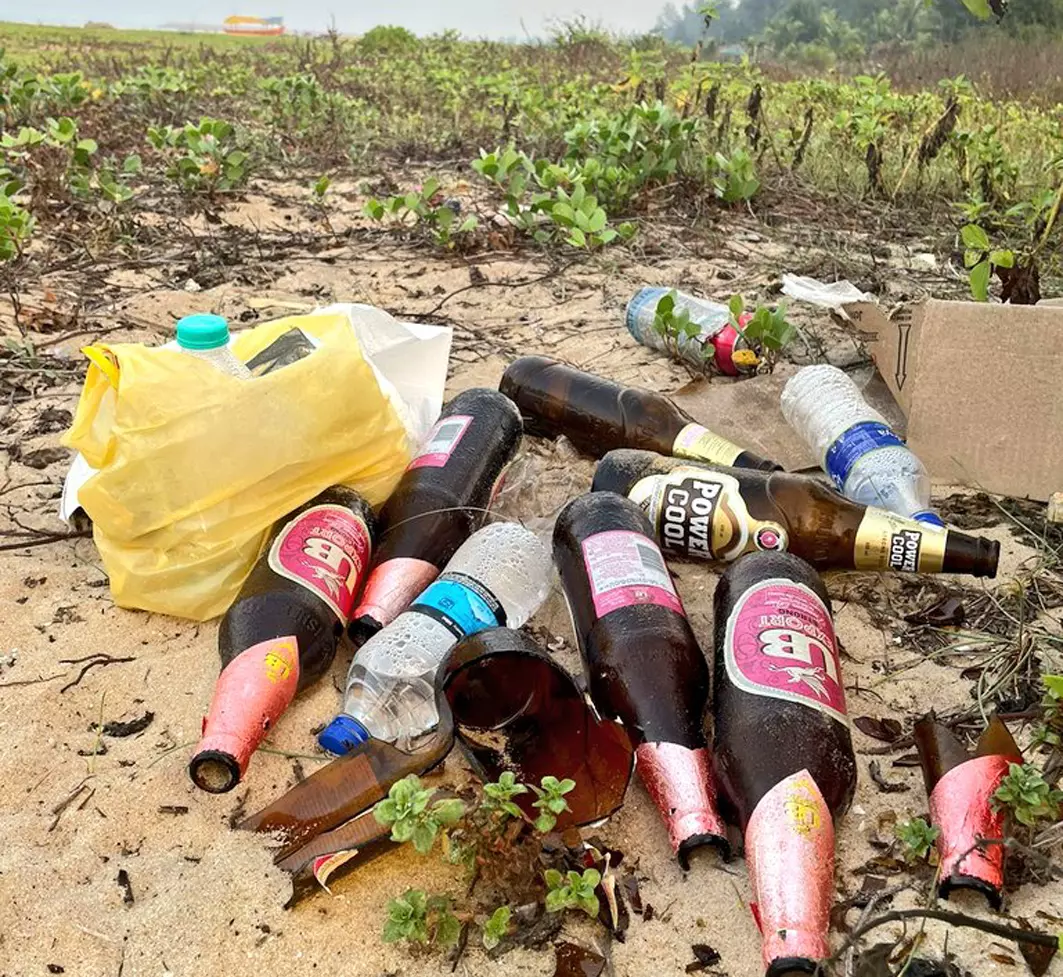 கடற்கரையில் குவிந்து கிடக்கும் மதுபாட்டில்கள் கடற்கரையில் குவிந்து கிடக்கும் மதுபாட்டில்கள்