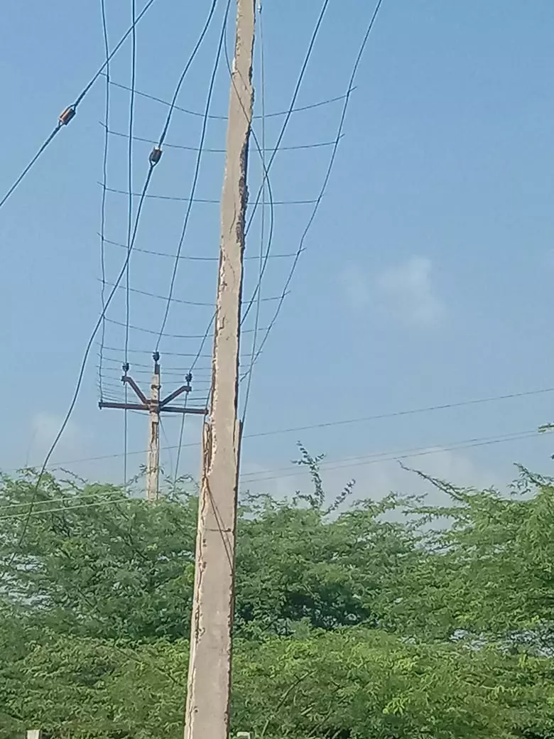 ஆபத்தான நிலையில் மின்கம்பம்