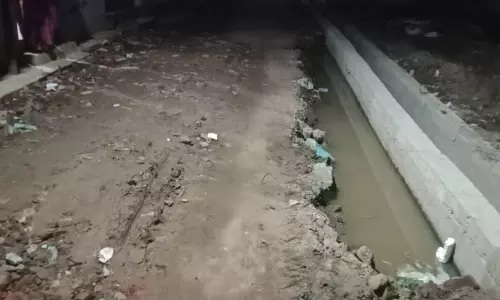 சேதமடைந்த சாலை