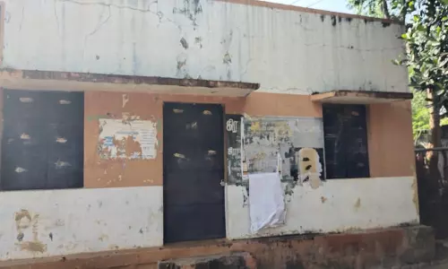 பூட்டிக்கிடக்கும் கிராம நிர்வாக அலுவலகம் பூட்டிக்கிடக்கும் கிராம நிர்வாக அலுவலகம்