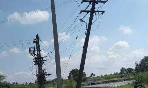 சாய்ந்த நிலையில் மின்கம்பம் சாய்ந்த நிலையில் மின்கம்பம்