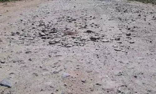 குண்டும், குழியுமான சாலை சீரமைக்கப்படுமா? குண்டும், குழியுமான சாலை சீரமைக்கப்படுமா?