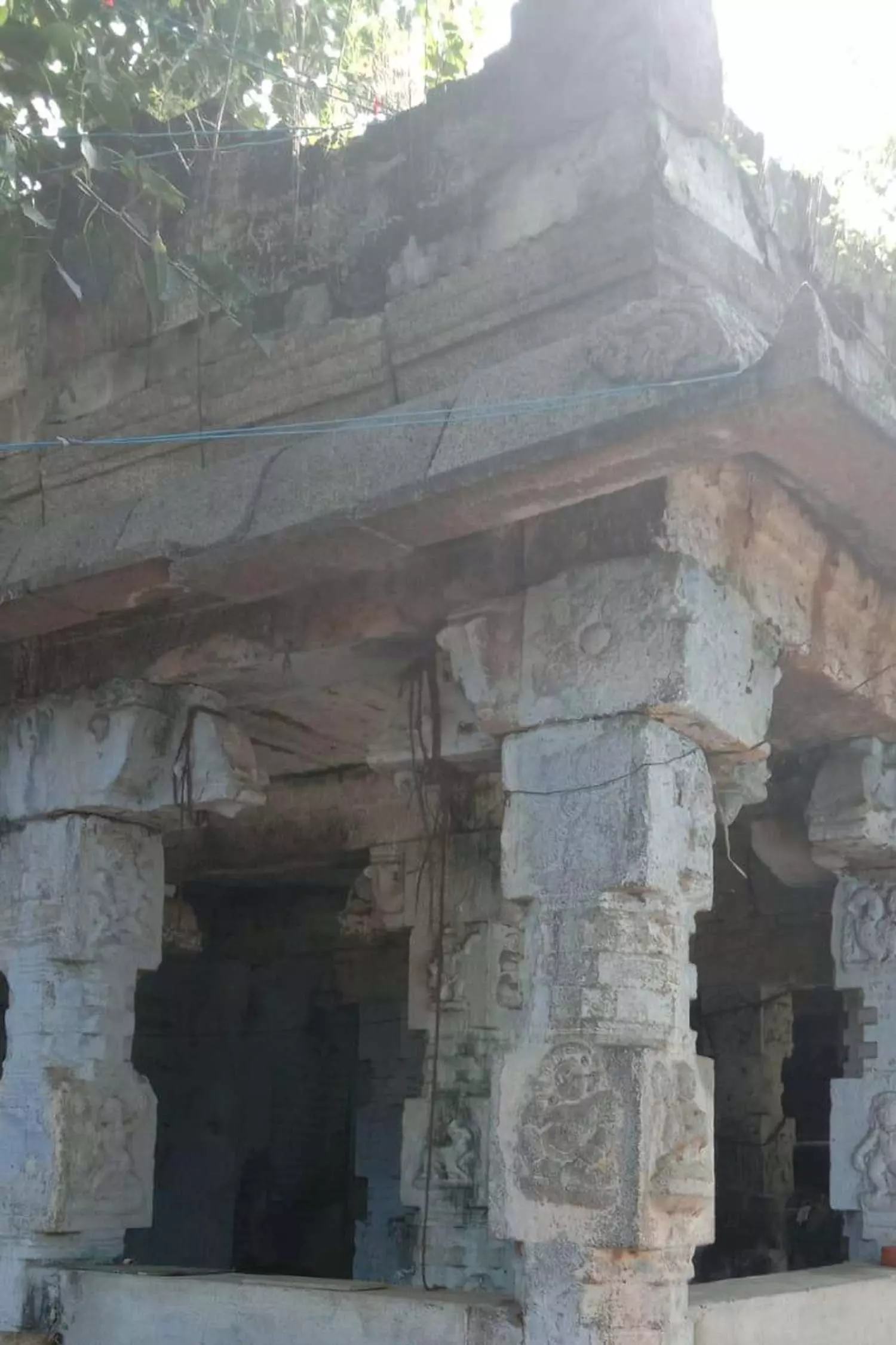 சிதிலமடைந்த கோவில்