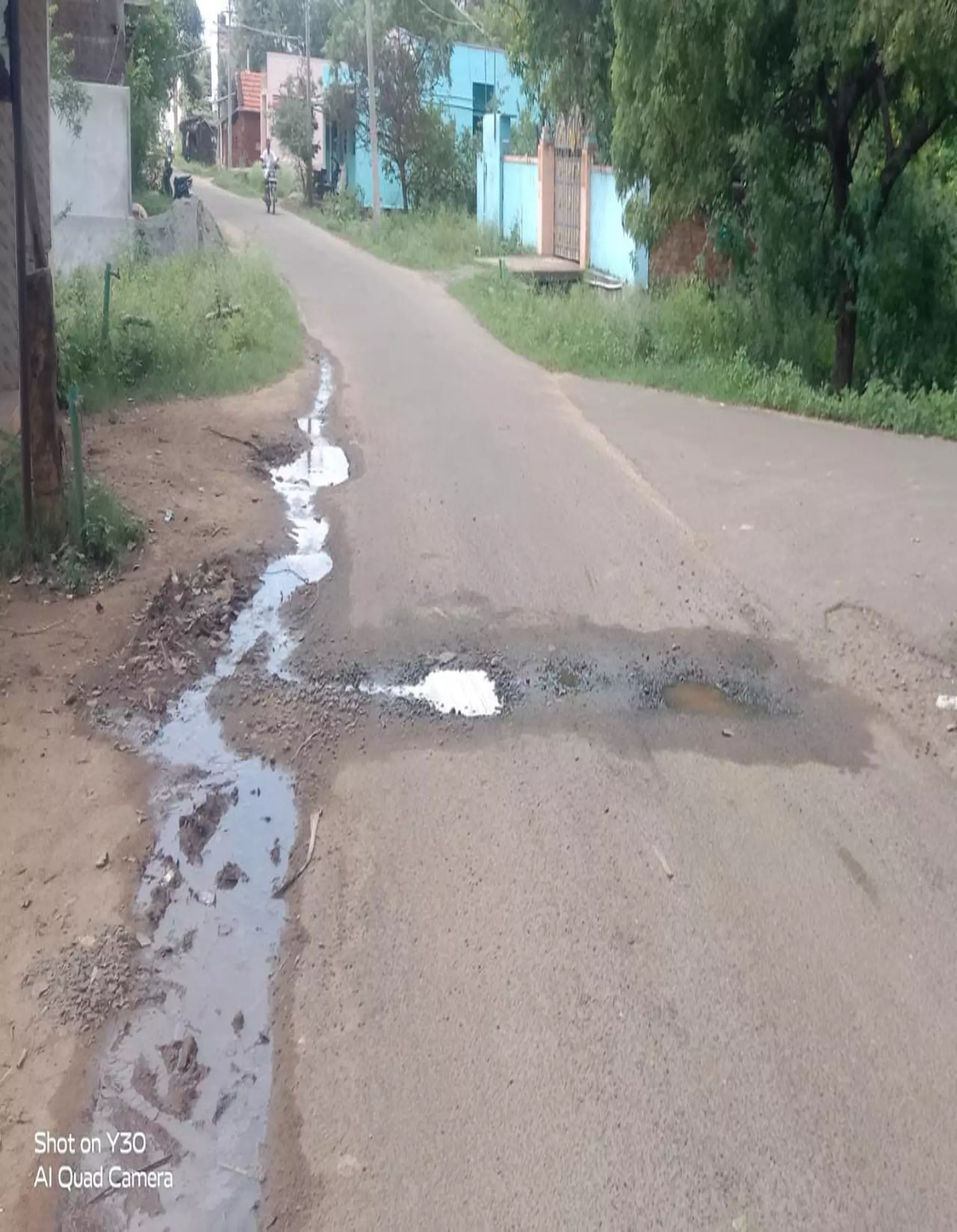 குடிநீர் குழாயில் உடைப்பு குடிநீர் குழாயில் உடைப்பு