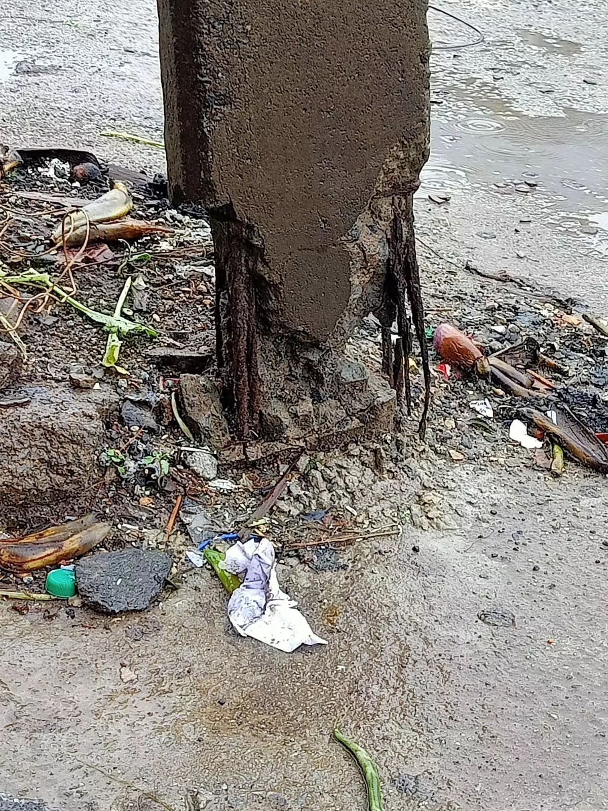 ஆபத்தான மின்கம்பம்