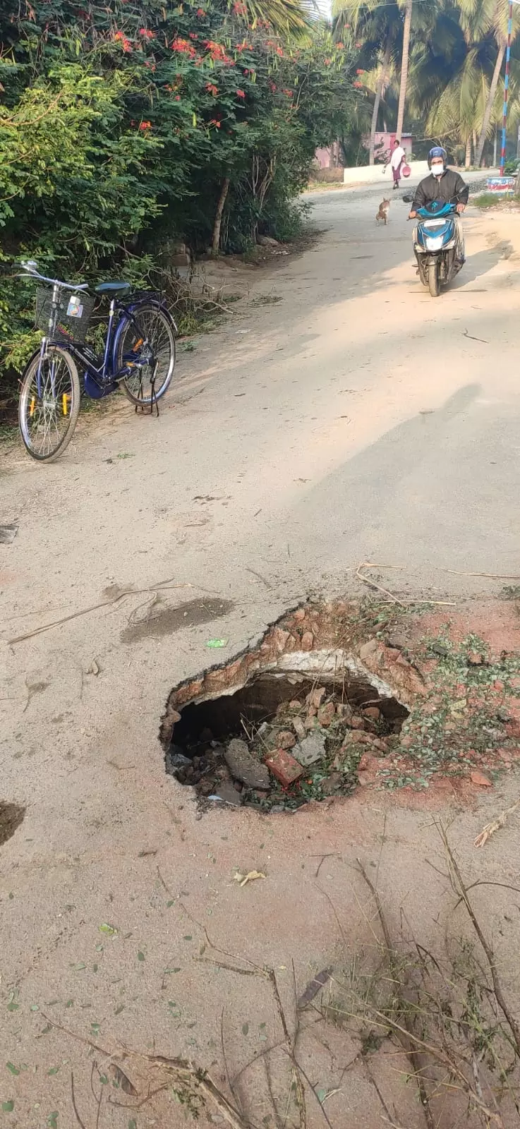 சாலையில் நடுவே பள்ளம்