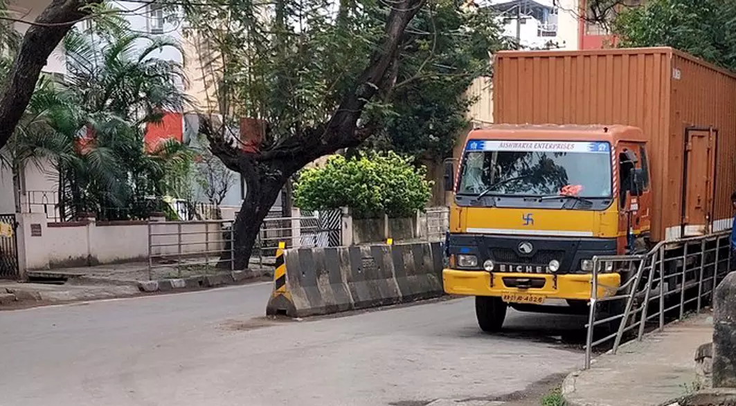 போக்குவரத்துக்கு இடையூறாக நிற்கும் லாரி