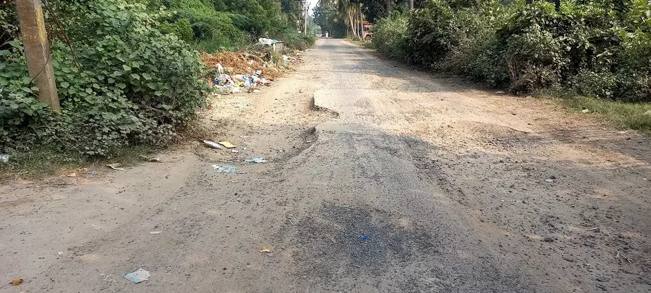 குண்டும் குழியுமான சாலை