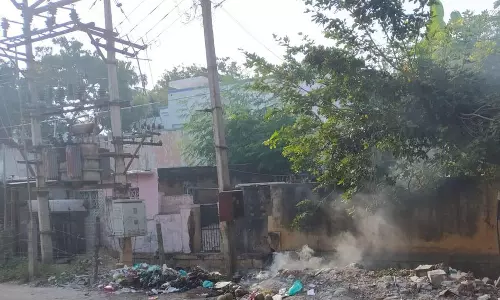 தீ வைத்து எரிக்கப்படும் குப்பைகள்