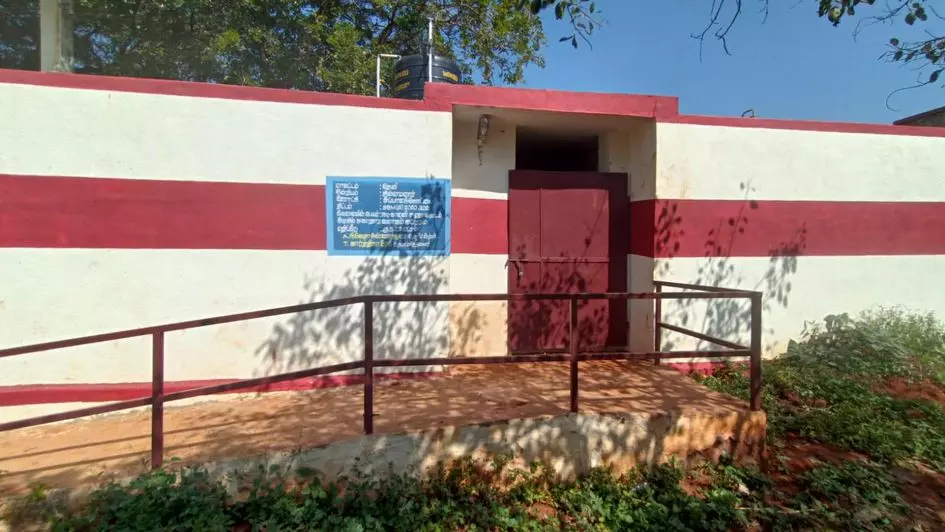 பூட்டி கிடக்கும் கழிப்பறை பூட்டி கிடக்கும் கழிப்பறை