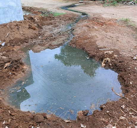 சாக்கடையில் உடைப்ப சாக்கடையில் உடைப்ப