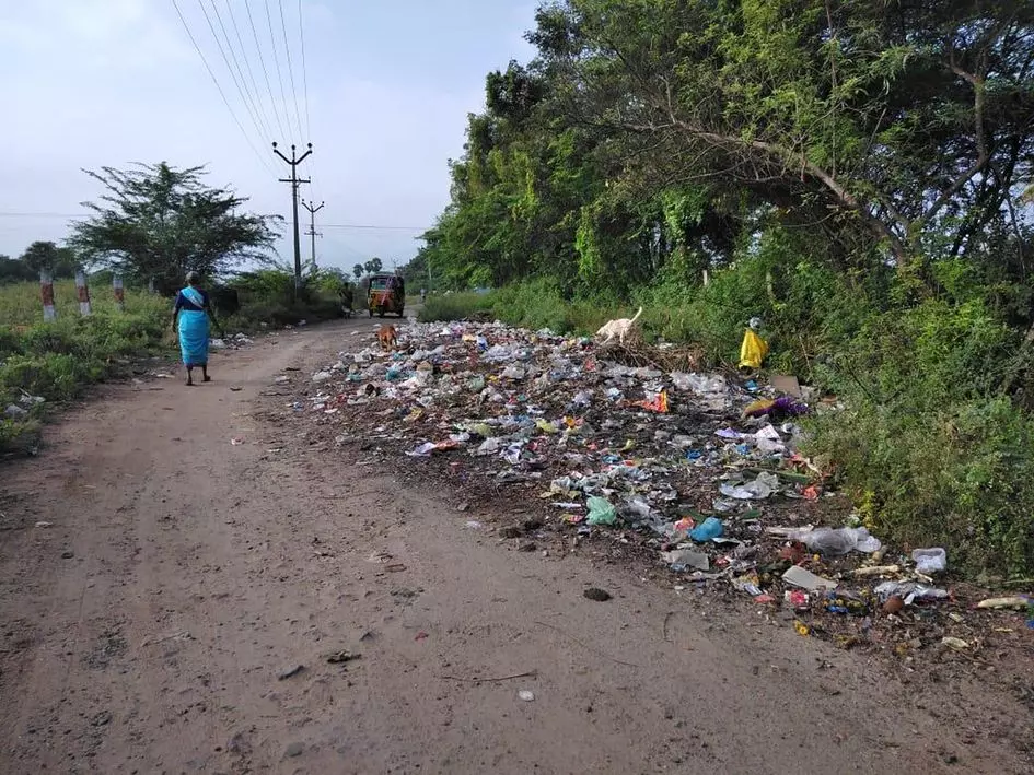 சாலையோரத்தில் கொட்டப்படும் குப்பைகள்