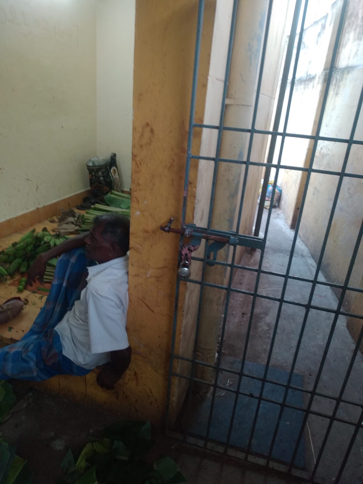 பூட்டிக்கிடக்கும் கழிப்பறை