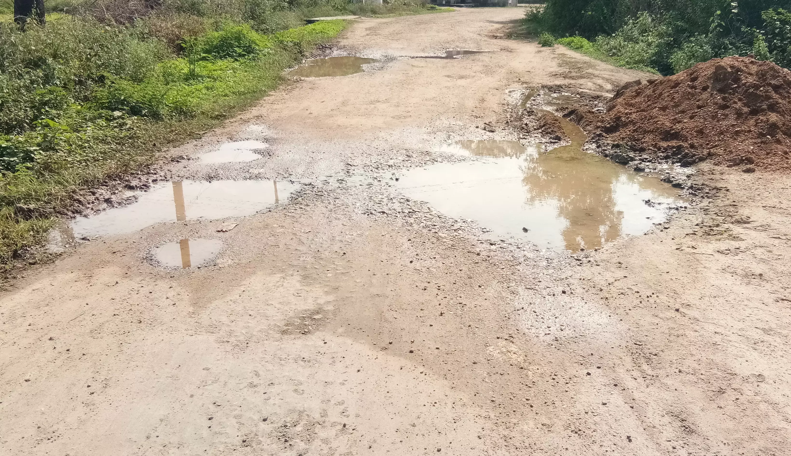 குடிநீர் குழாயில் உடைப்பு குடிநீர் குழாயில் உடைப்பு