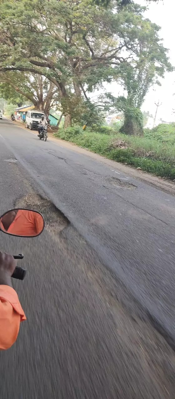 குண்டும், குழியுமான சாலை