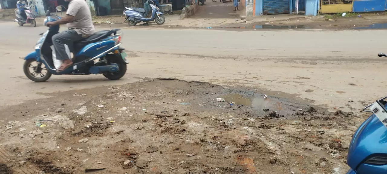 குண்டும்,குழியுமான சாலை:-