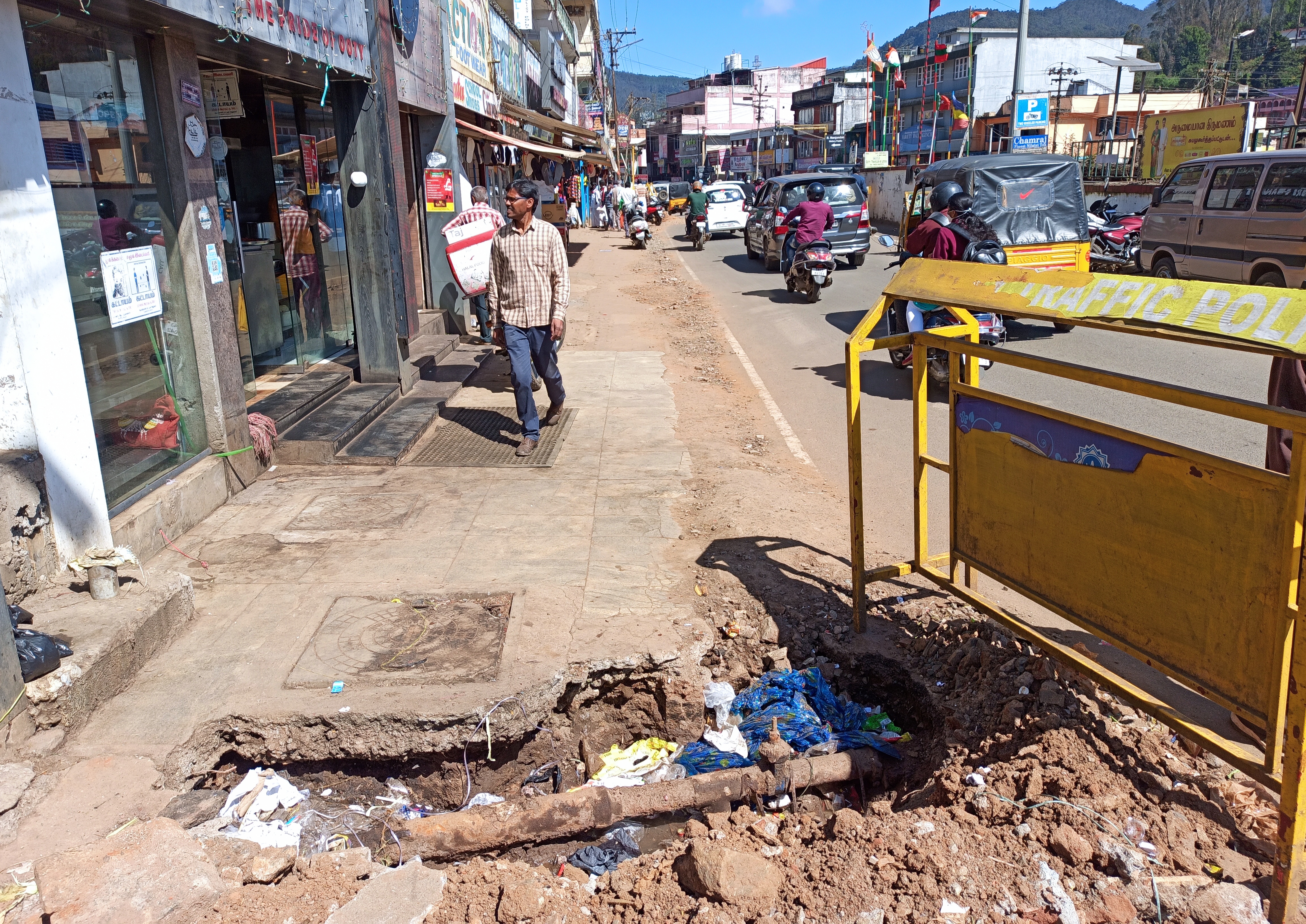 நடைபாதை சீரமைக்கப்படுமா? நடைபாதை சீரமைக்கப்படுமா?