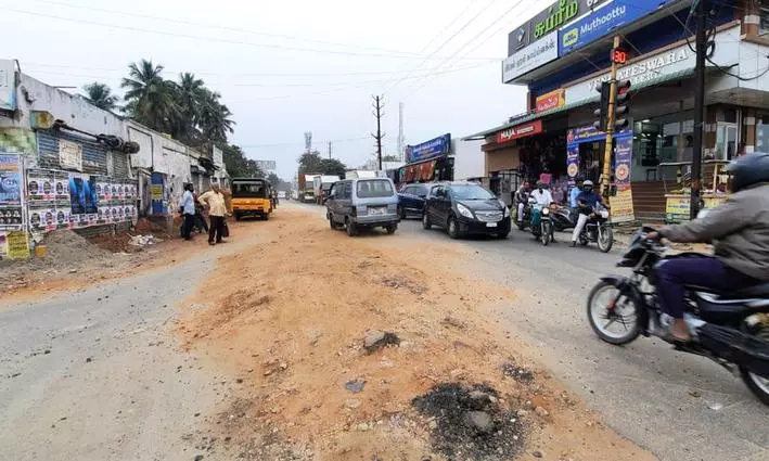 சாலையின் நடுவே மணல் குன்று சாலையின் நடுவே மணல் குன்று