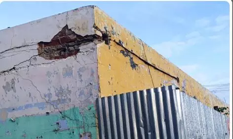 இடிந்து விழும் நிலையில் கட்டிடம்