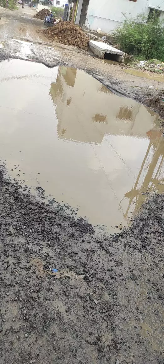 குண்டு குழியுமான சாலை