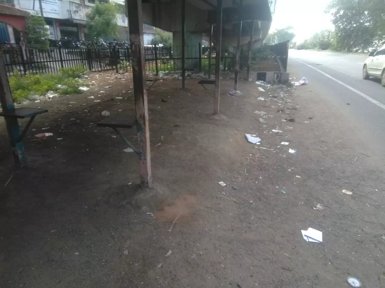 பஸ் நிறுத்தத்தில் குப்பை குவியல்