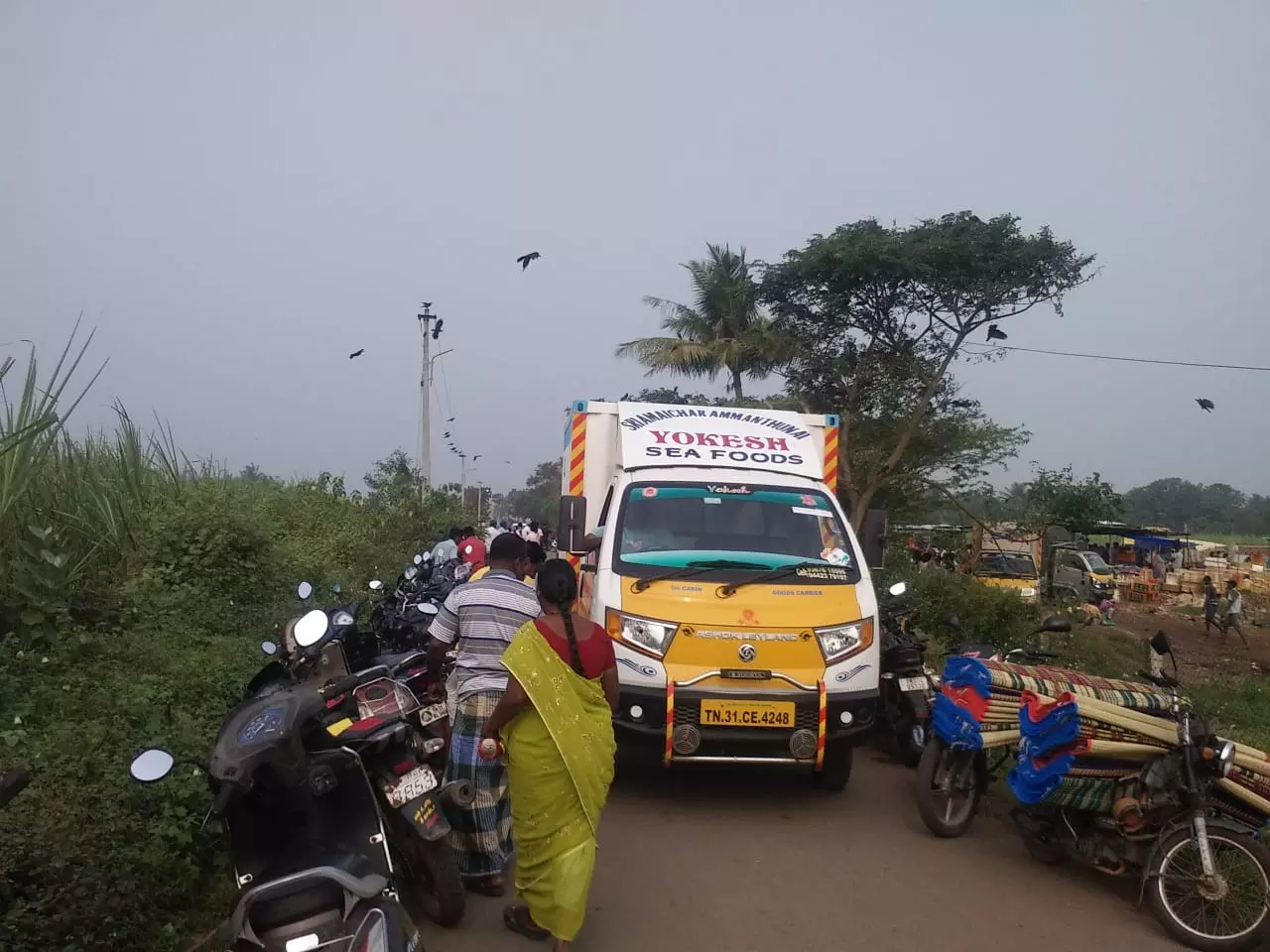 தாறுமாறாக நிறுத்தப்படும் வாகனங்கள் தாறுமாறாக நிறுத்தப்படும் வாகனங்கள்