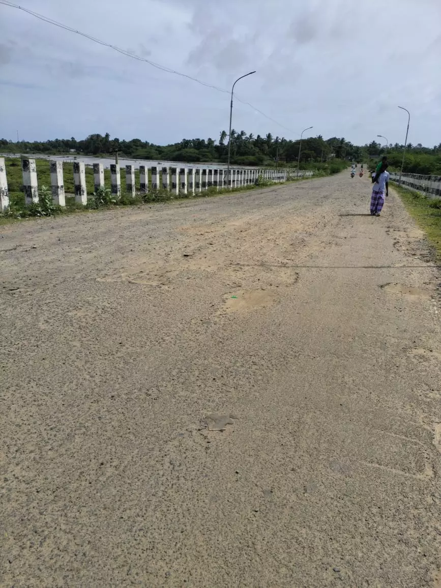 குண்டும், குழியுமான சாலை