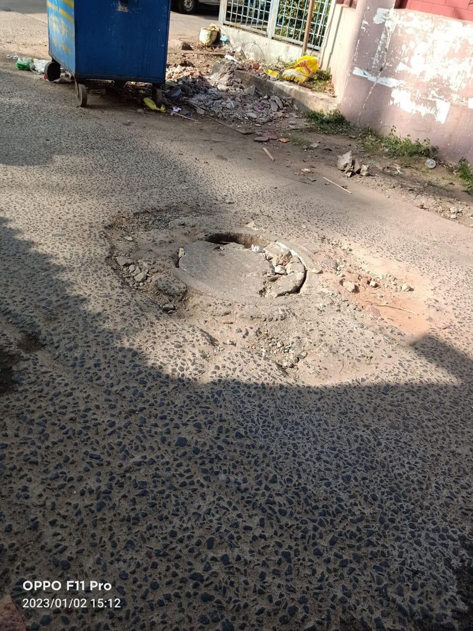 சேதமடைந்த சாக்கடை கால்வாய் மூடி சேதமடைந்த சாக்கடை கால்வாய் மூடி