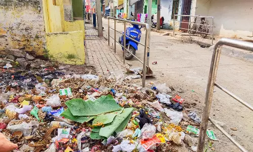 நடைபாதையில் குவியும் குப்பைகள் நடைபாதையில் குவியும் குப்பைகள்