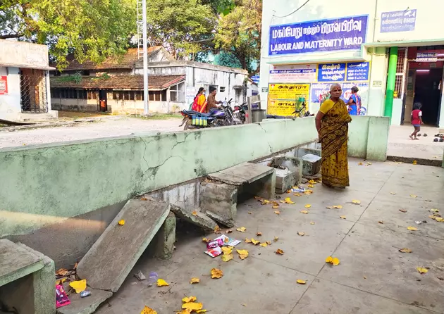 உடைந்து கிடக்கும் சிமெண்டு சிலாப் உடைந்து கிடக்கும் சிமெண்டு சிலாப்
