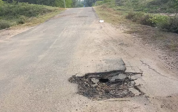 தரைப்பாலத்தில் பள்ளம்