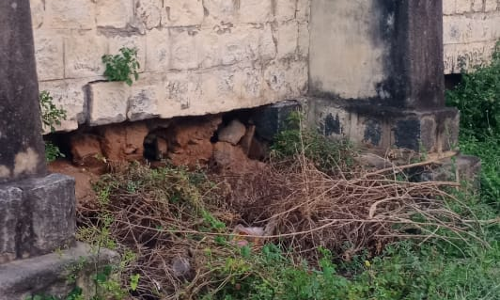 பலி வாங்க காத்திருக்கும் சுற்றுச்சுவர் பலி வாங்க காத்திருக்கும் சுற்றுச்சுவர்