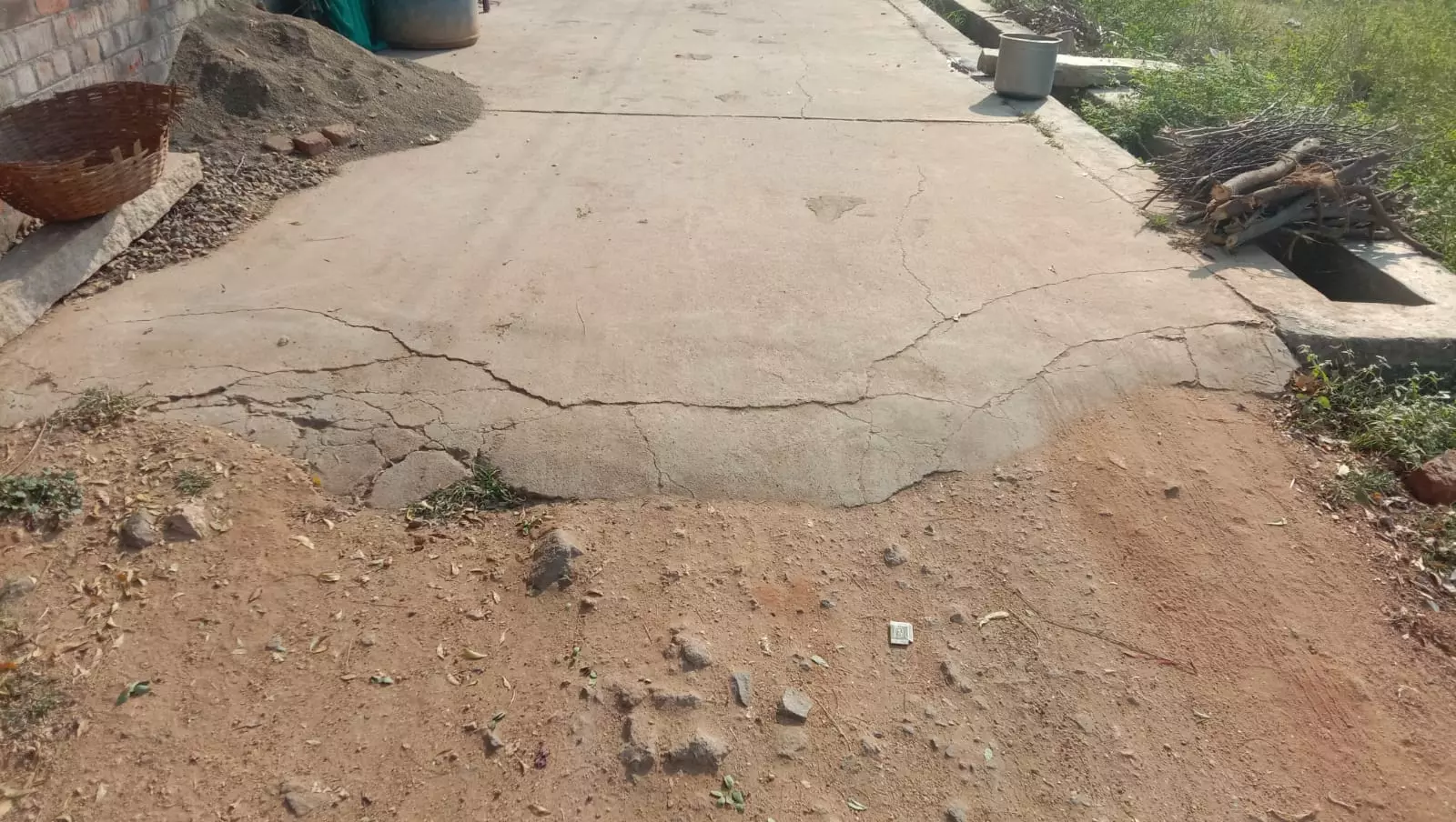 பாதியில் நிற்கும் சிமெண்டு சாலை