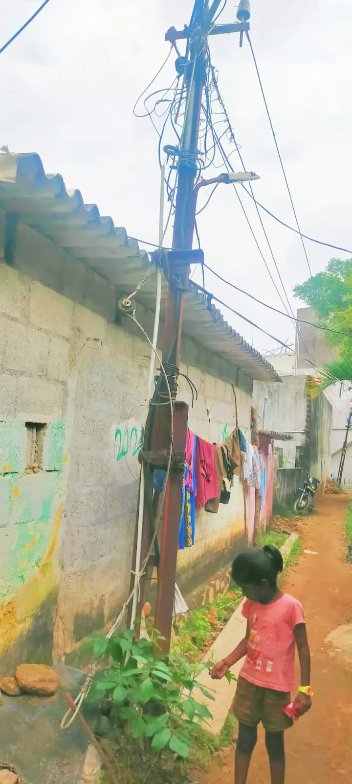 மின்கம்பமும் பிரச்சிணையும் மின்கம்பமும் பிரச்சிணையும்