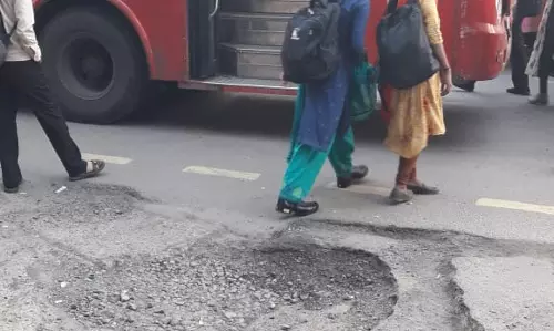 பஸ் நிறுத்ததில் ஆபத்தான பள்ளம் பஸ் நிறுத்ததில் ஆபத்தான பள்ளம்