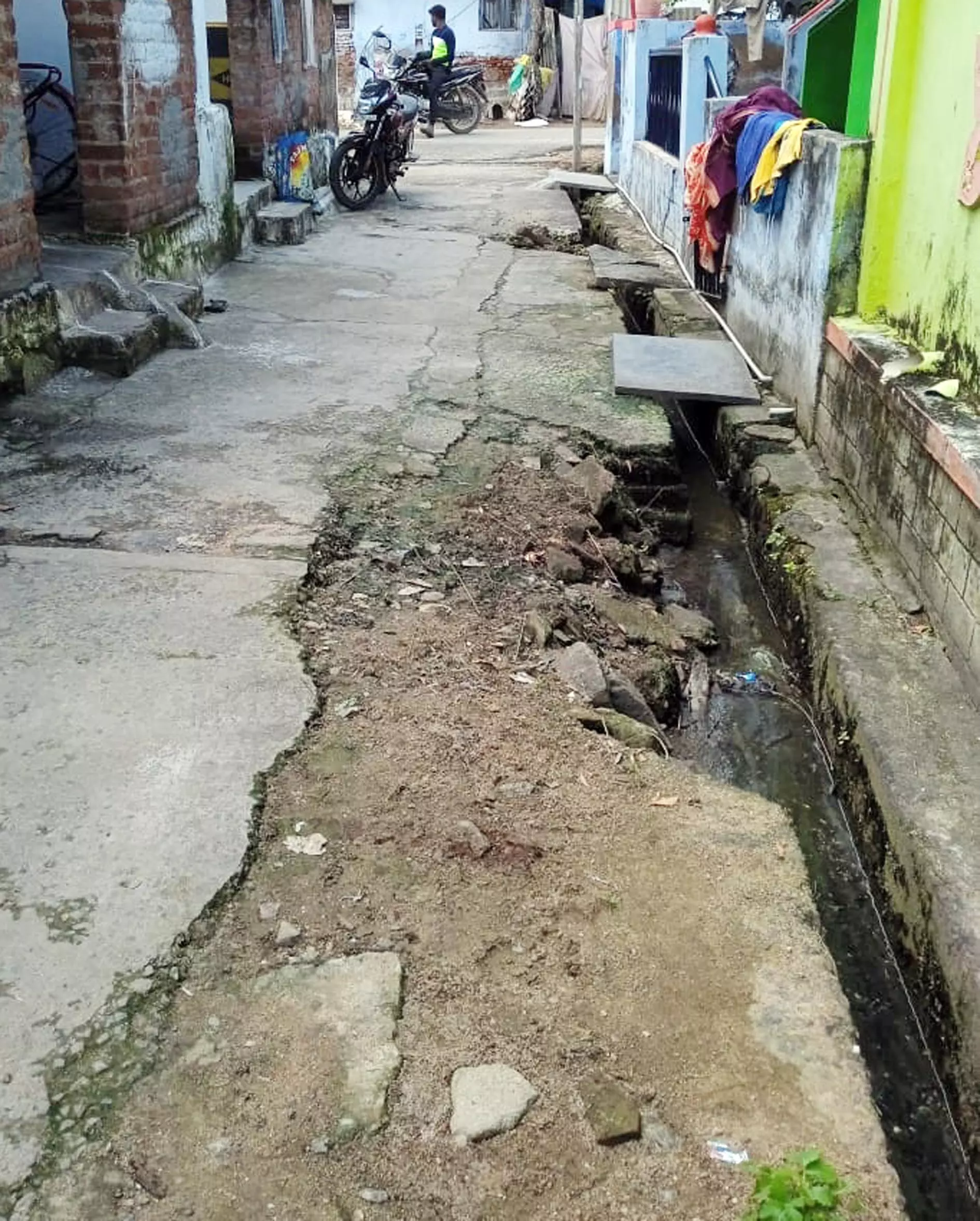 சேதமடைந்த சாலை, வாறுகால் சேதமடைந்த சாலை, வாறுகால்