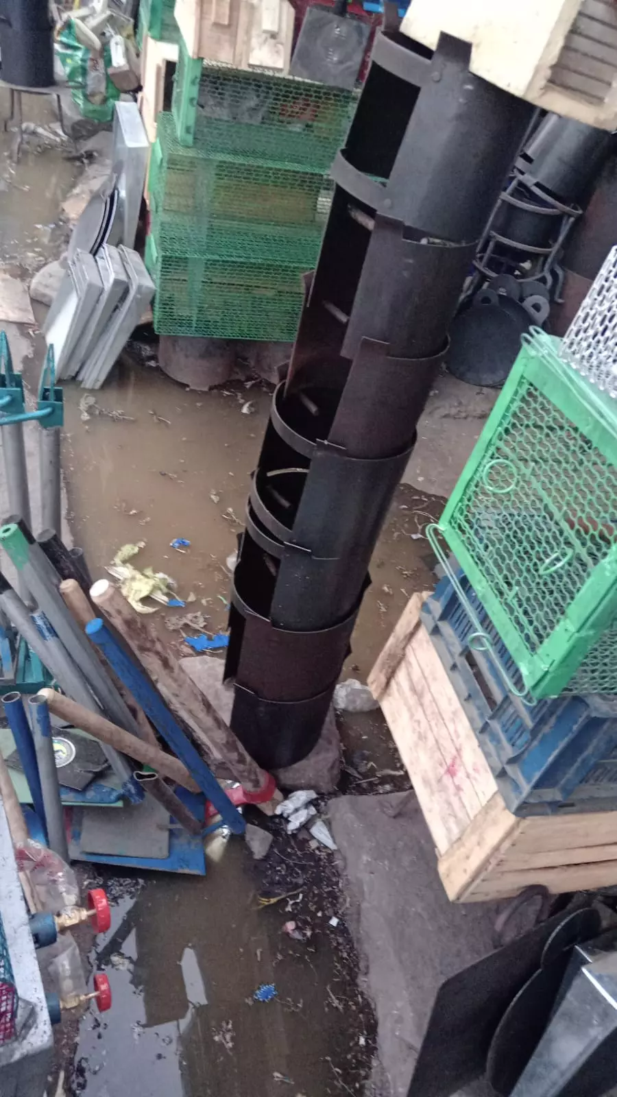 சாலையோரம் செல்லும் கழிவுநீர்