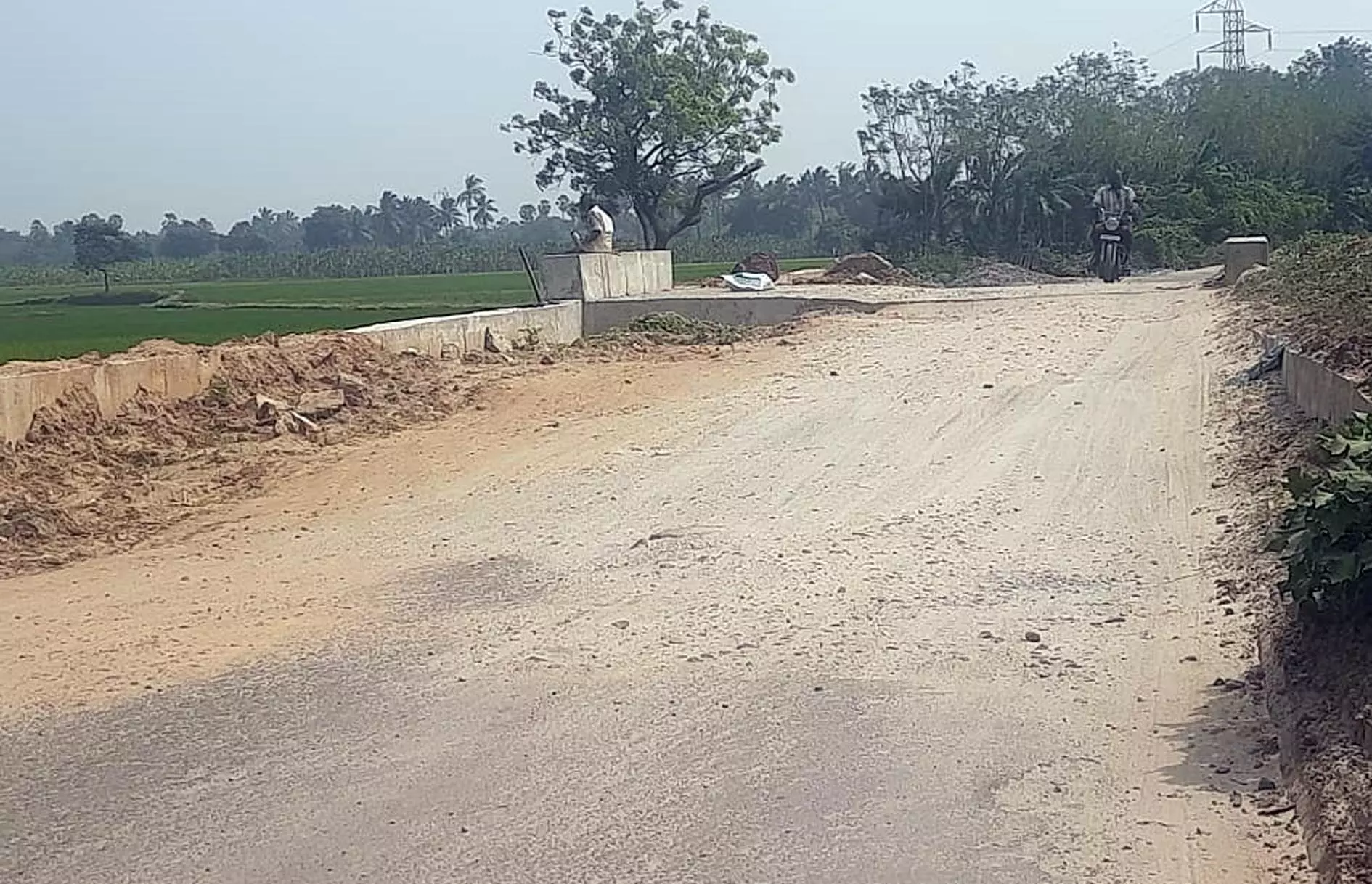 அரைகுறையாக கட்டப்பட்ட பாலம்