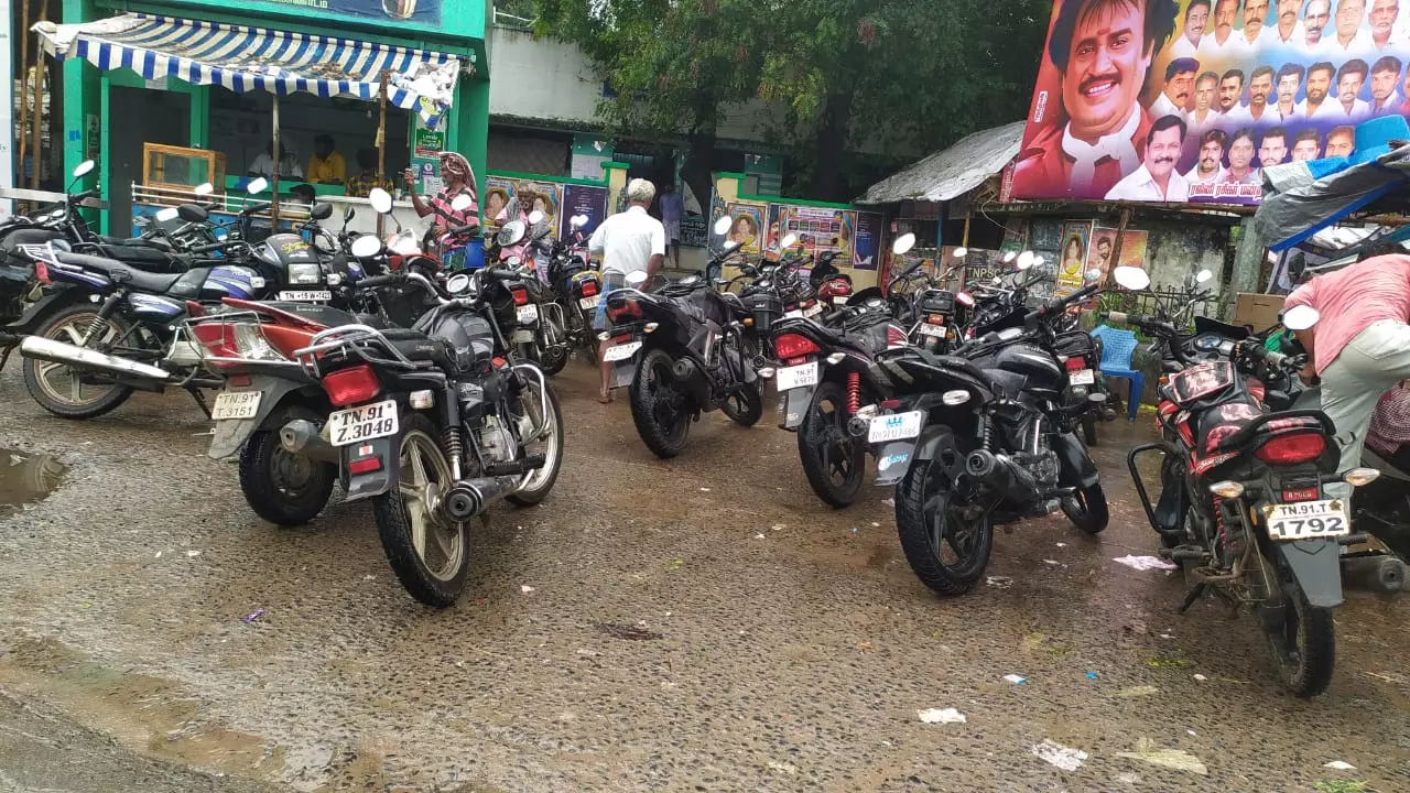 தாறுமாறாக நிறுத்தப்படும் வாகனங்கள் தாறுமாறாக நிறுத்தப்படும் வாகனங்கள்