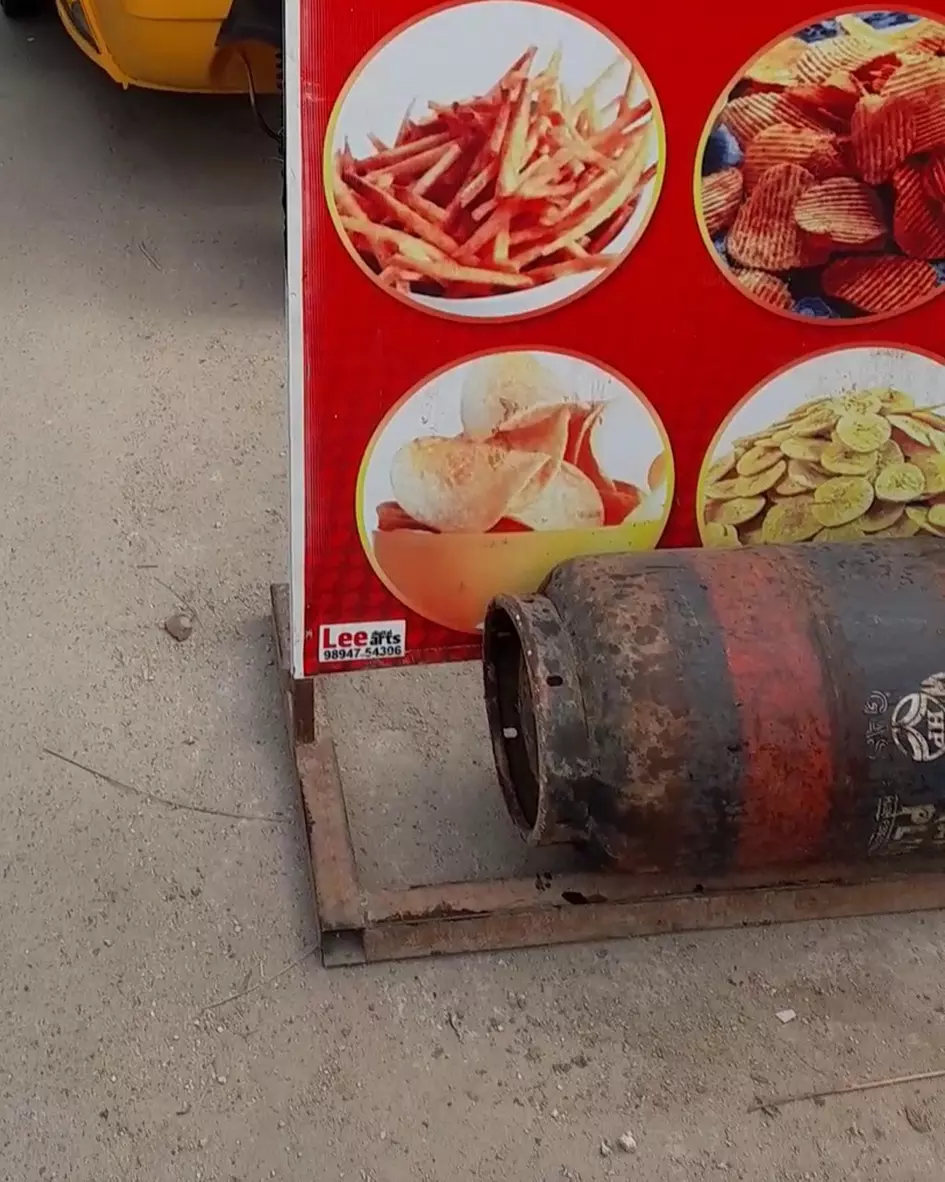 தட்டி சாயாமல் இருக்க சிலிண்டரை வைக்கும் அவலம்