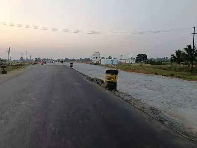 சாலை அமைக்கும் பணியை விரைந்து முடிக்க வேண்டும்