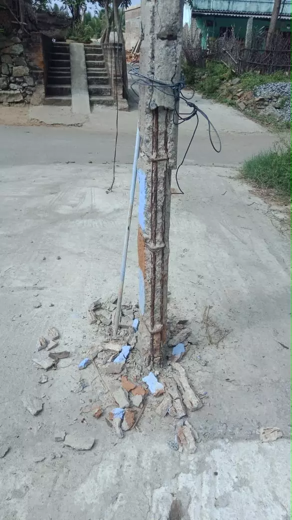 எலும்புகூடான மின்கம்பம் எலும்புகூடான மின்கம்பம்