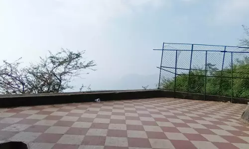 சுற்றுச்சுவர் கட்ட வேண்டும்