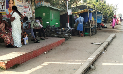 பயனற்ற மின் கம்பத்தை அகற்றுவார்களா?