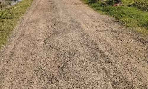 கரடு, முரடான சாலையால் அவதி