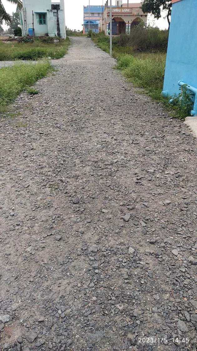 கால்களை பதம்பார்க்கும் சாலை